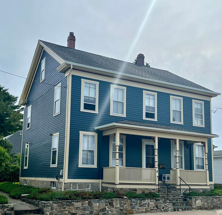 3 Bayview Ave in Stonington, CT - Building Photo