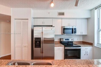 1111 Brickell Bay Dr, Unit 1101 in Miami, FL - Building Photo - Building Photo