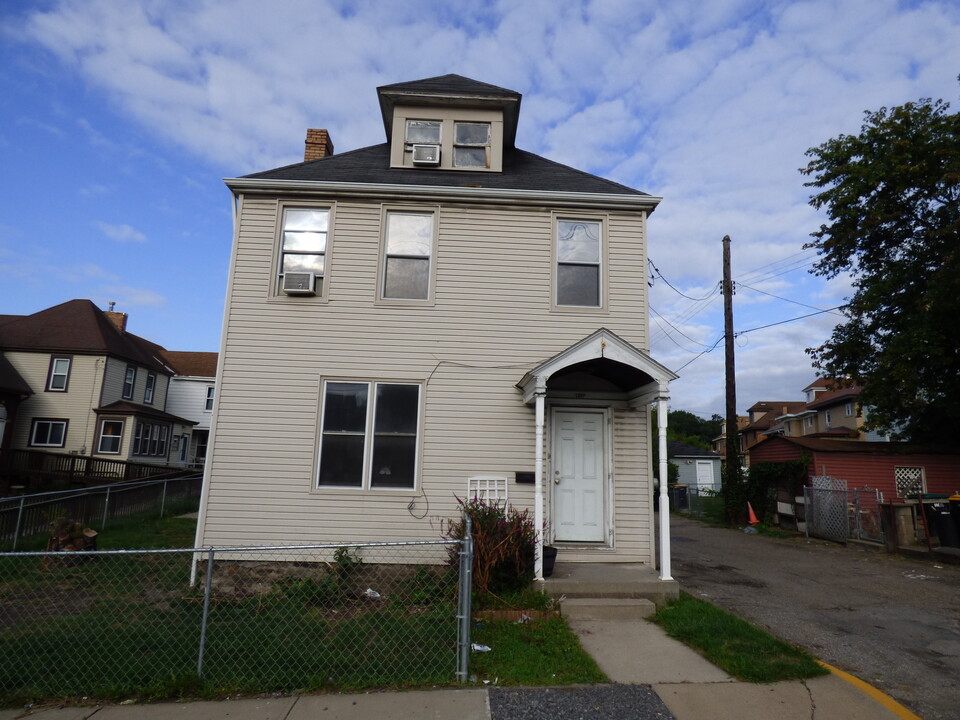 107 Broadway Ave in Mckees Rocks, PA - Building Photo