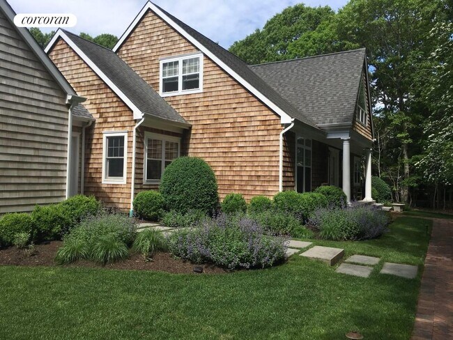 26 Briarcroft Dr in East Hampton, NY - Building Photo - Building Photo