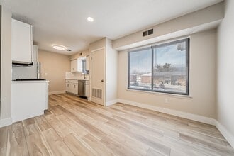 Hallwood Manor Apartments in Mentor, OH - Building Photo - Building Photo