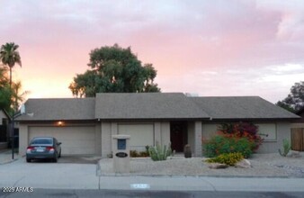 2614 E Sahuaro Dr in Phoenix, AZ - Foto de edificio - Building Photo