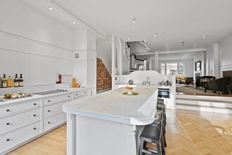 15 Regent Cir in Brookline, MA - Foto de edificio - Building Photo