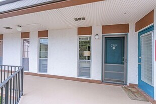 3 Greenway Village N in Royal Palm Beach, FL - Building Photo