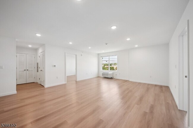 369 18th Ave in Newark, NJ - Building Photo - Building Photo