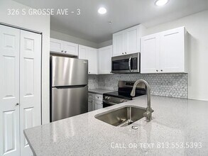 326 S Grosse Ave in Tarpon Springs, FL - Foto de edificio - Building Photo