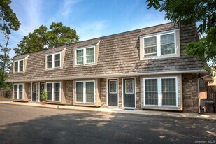 97 W Oak St in Amityville, NY - Building Photo