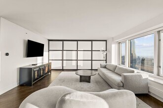 132 E Delaware Pl in Chicago, IL - Building Photo - Building Photo
