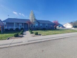 109 NE Lightning St in Mountain Home, ID - Foto de edificio - Building Photo