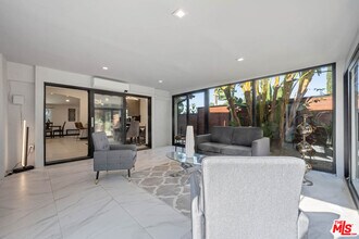 20412 Oxnard St in Los Angeles, CA - Building Photo - Building Photo