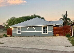 144 Redwood Rd, Unit 2 in Rio Grande City, TX - Building Photo