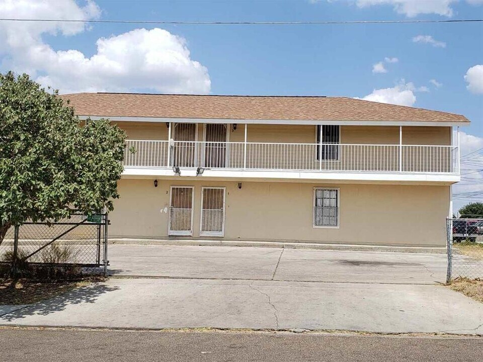 3202 Chacota St in Laredo, TX - Building Photo