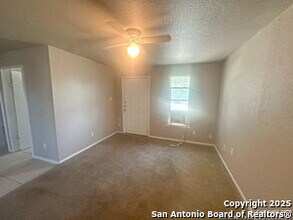378 E Petaluma Blvd in San Antonio, TX - Building Photo - Building Photo