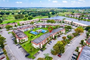 9800 N Hollybrook Lake Dr in Pembroke Pines, FL - Building Photo
