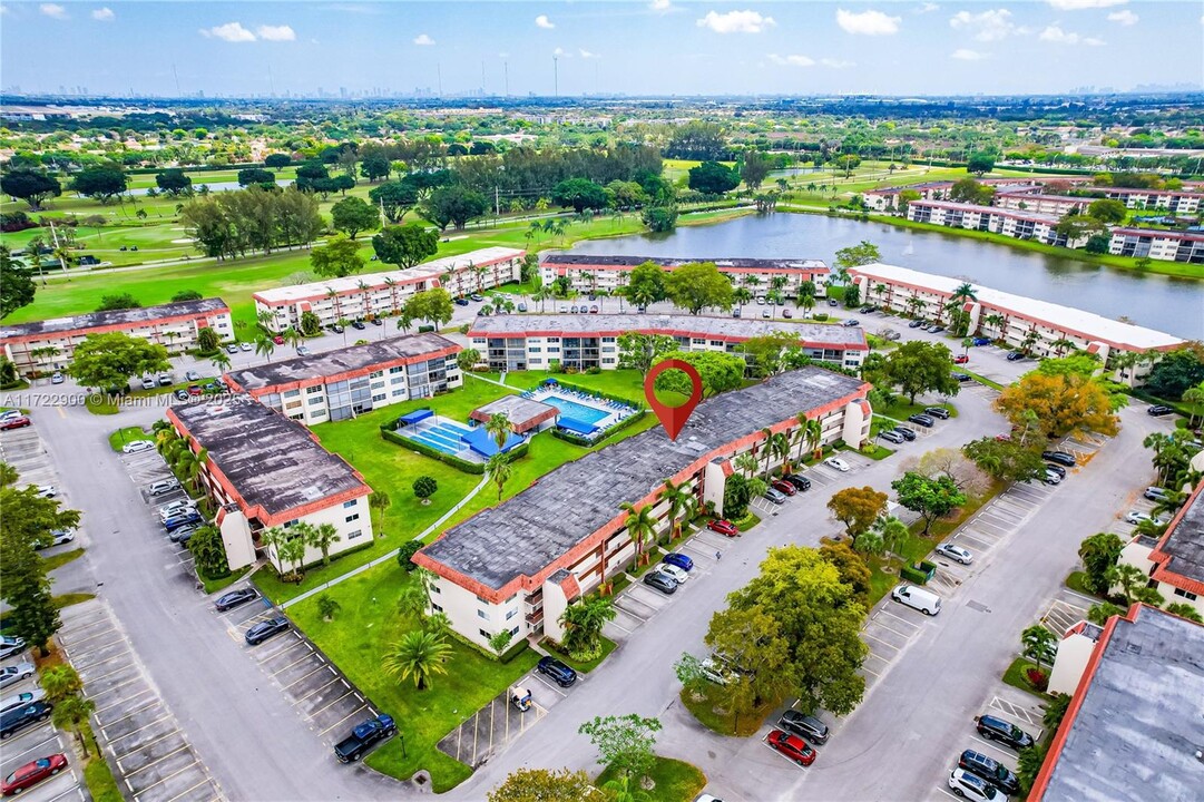 9800 N Hollybrook Lake Dr in Pembroke Pines, FL - Building Photo