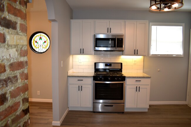 2416 West 10th Street, Unit A in Cleveland, OH - Building Photo - Building Photo