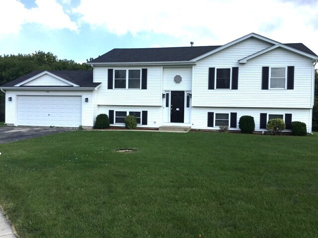 5925 Bluegrass Trl in McHenry, IL - Building Photo
