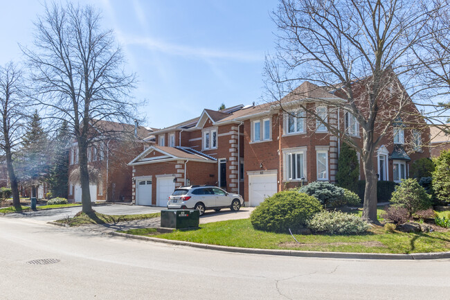 45 Brownstone Cir in Thornhill, ON - Building Photo - Building Photo