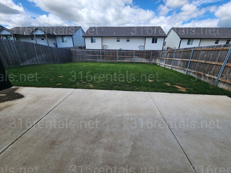 5267 N Toben Ct in Bel Aire, KS - Building Photo