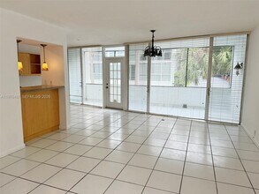 10210 Collins Ave in Bal Harbour, FL - Foto de edificio - Building Photo