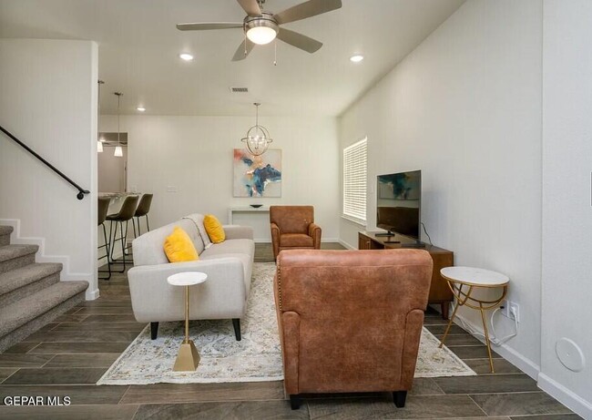 1074 Hoppas St in El Paso, TX - Building Photo - Building Photo