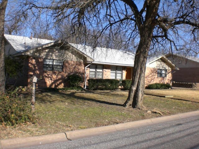 301 W King St in Sherman, TX - Foto de edificio