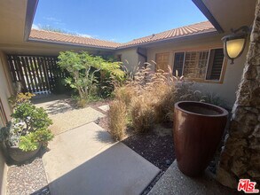 6633 S Sherbourne Dr in Los Angeles, CA - Building Photo - Building Photo