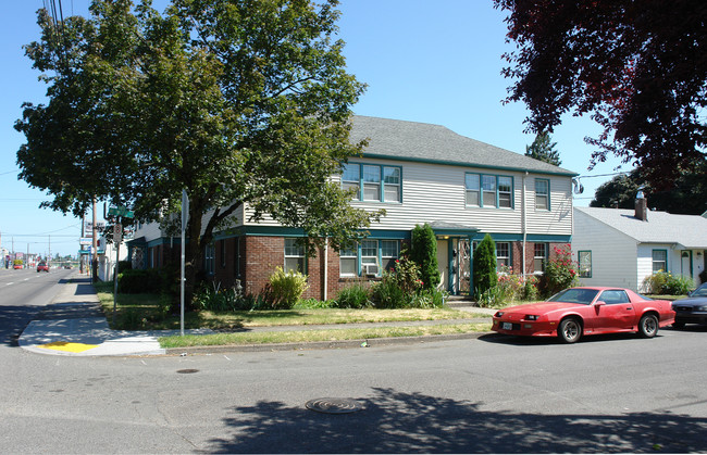 8210 NE Pacific St in Portland, OR - Building Photo - Building Photo