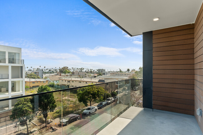 5813 Lexington Ave in Los Angeles, CA - Building Photo - Building Photo