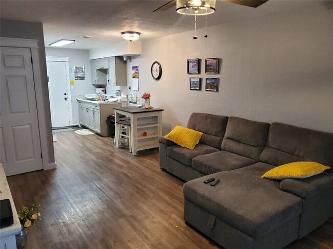 property at 722 S Oak Hill St