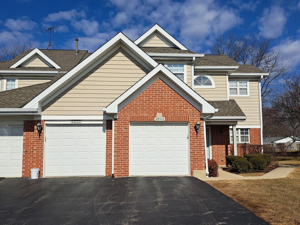 2940 Heatherwood Dr in Schaumburg, IL - Building Photo