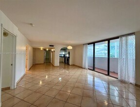 555 NE 30th St, Unit 1004 in Miami, FL - Foto de edificio - Building Photo