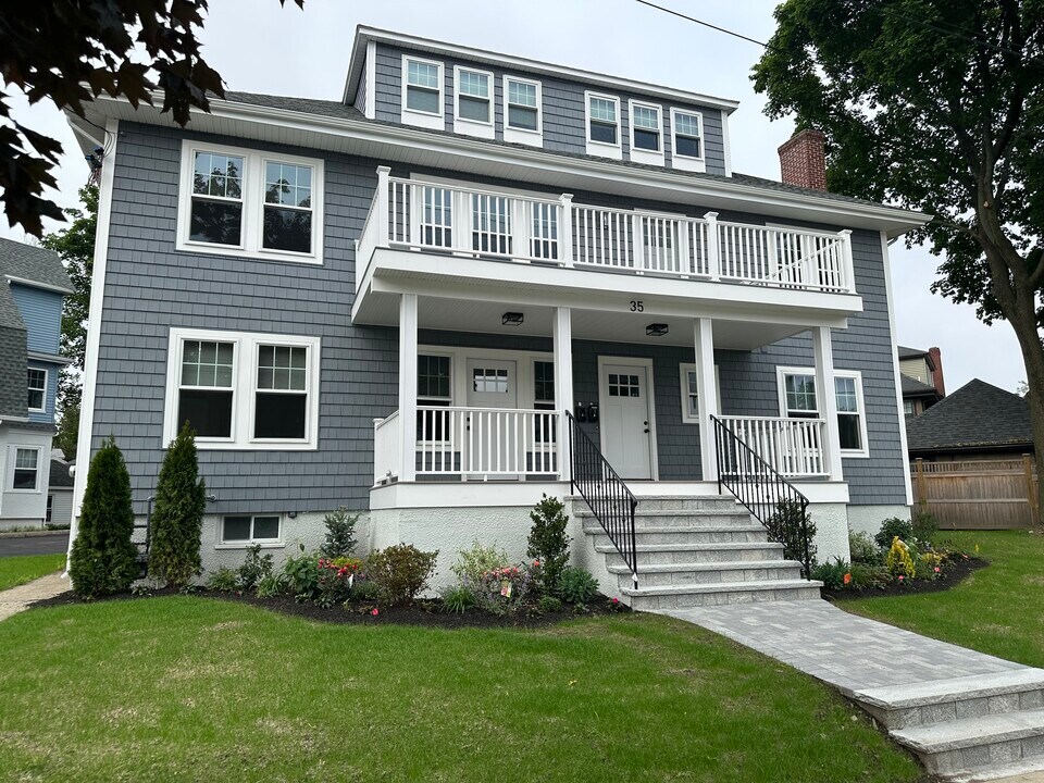 35 Trapelo Rd in Belmont, MA - Building Photo