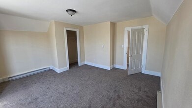 1008 Pearl St, Unit 4 in Grinnell, IA - Building Photo - Building Photo