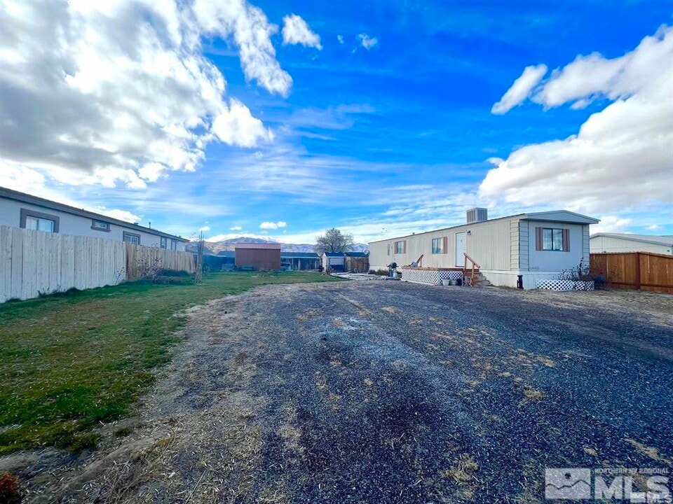 106 Manhattan Dr in Battle Mountain, NV - Building Photo