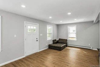 4 W 11th St in Huntington Station, NY - Building Photo - Building Photo