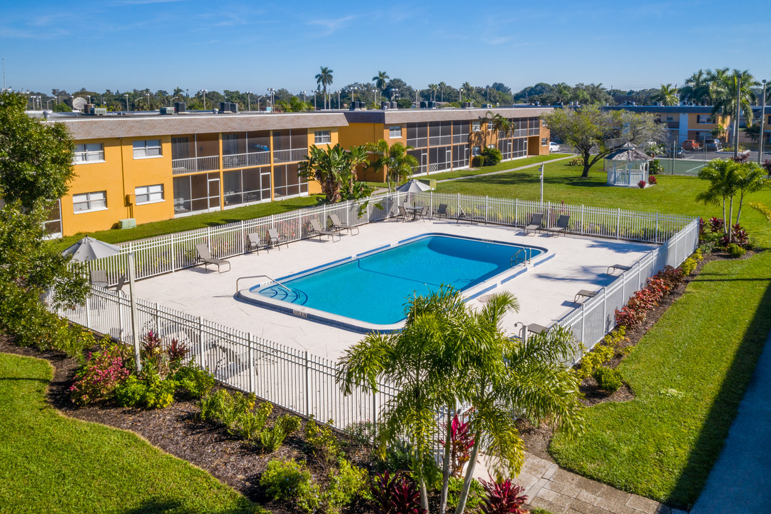 Avalon Villa in Bradenton, FL - Building Photo