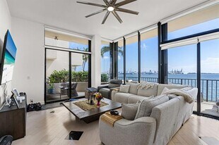 520 Brickell Key Dr in Miami, FL - Building Photo