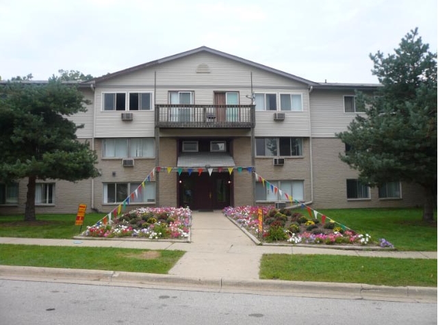 Woodlands Apartments Homes in Mundelein, IL - Building Photo - Building Photo