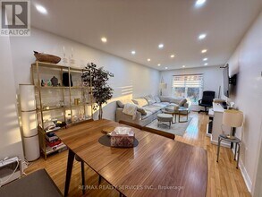 15 Inverhuron Trail in Oakville, ON - Building Photo - Building Photo