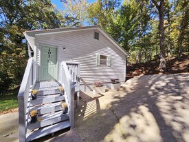 101 Mandalay Rd, Unit 101C Lakeside Bungalow in Gainesville, GA - Building Photo