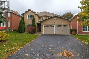 271 Rhodes Cir in Newmarket, ON - Building Photo