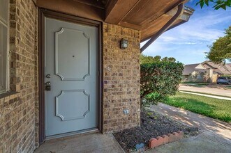 808 Windcrest Dr in Keller, TX - Foto de edificio - Building Photo