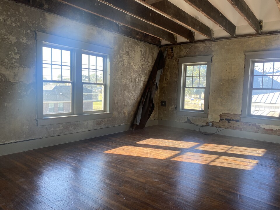 1207 Desiard St in Monroe, LA - Building Photo