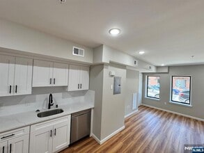545 Central Ave, Unit 1 in Harrison, NJ - Foto de edificio - Building Photo