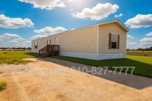 417 Co Rd 6812 in Natalia, TX - Building Photo