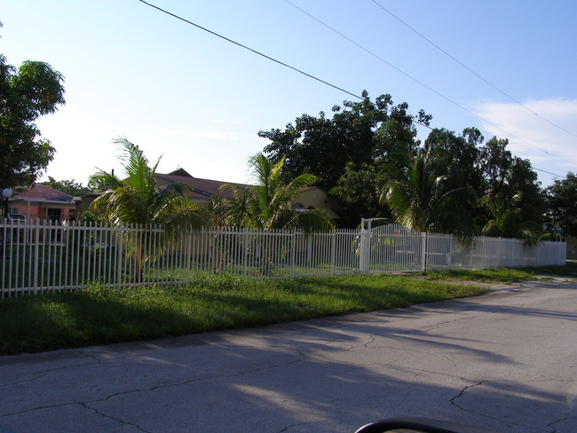 14305 NW 6th Ave in Miami, FL - Building Photo - Building Photo