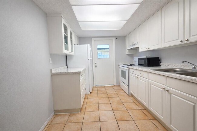 3201 Dryer Ave in Largo, FL - Building Photo - Building Photo