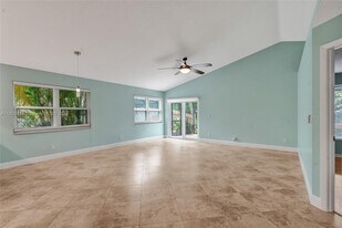 8820 Woodside Ct in Davie, FL - Building Photo