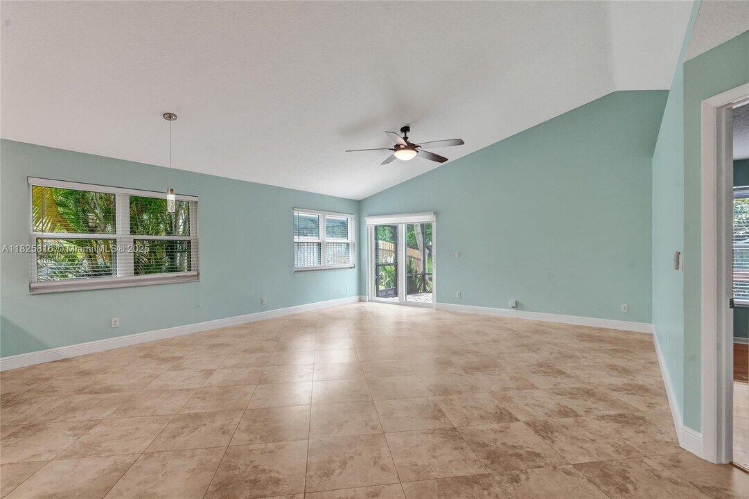8820 Woodside Ct in Davie, FL - Building Photo
